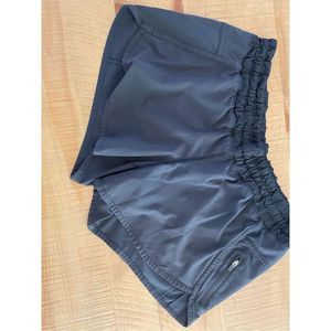 Lululemon black Short 2.5”